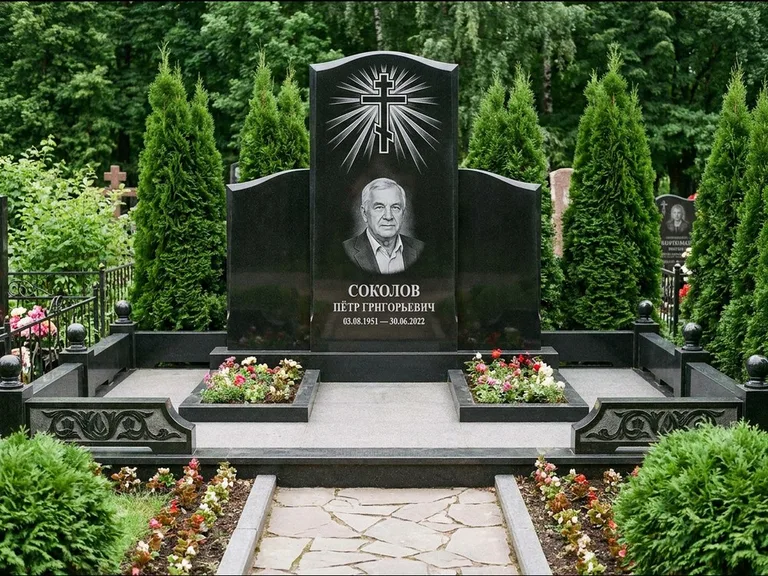 Памятник из чёрного гранита — низкая стела с крестом сбоку с золочёным крестом, работа «Верещагин» в Хабаровске