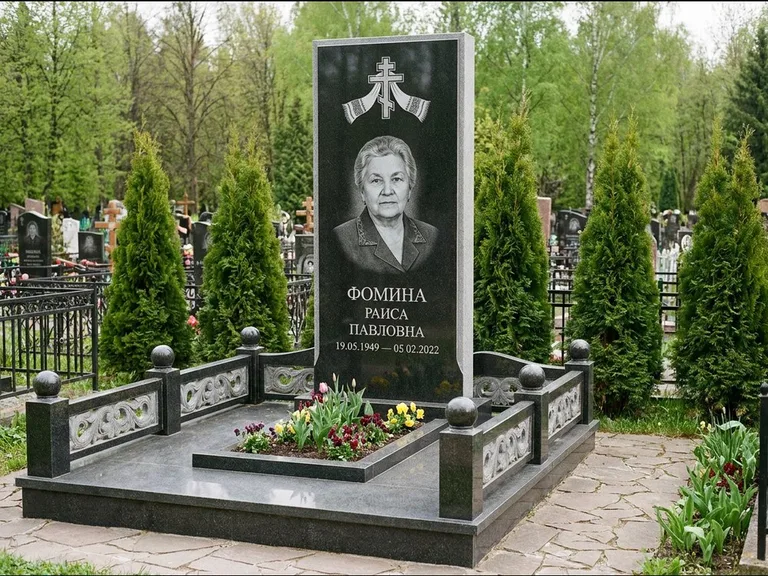 Памятник из чёрного гранита — семейный мемориал с ажурным резным крестом, работа «Мельникова» в Хабаровске