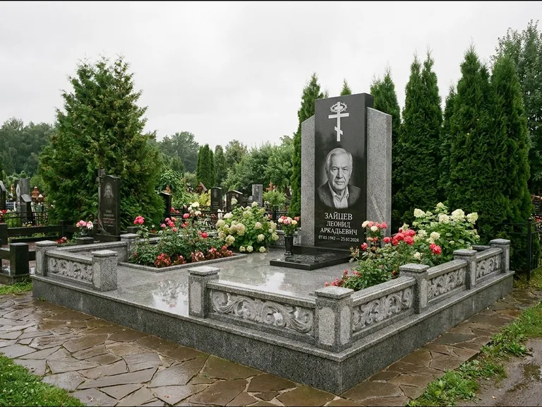 Памятник из чёрного гранита — стела с двумя портретами с крестом с рушником, работа «Богданов» в Хабаровске