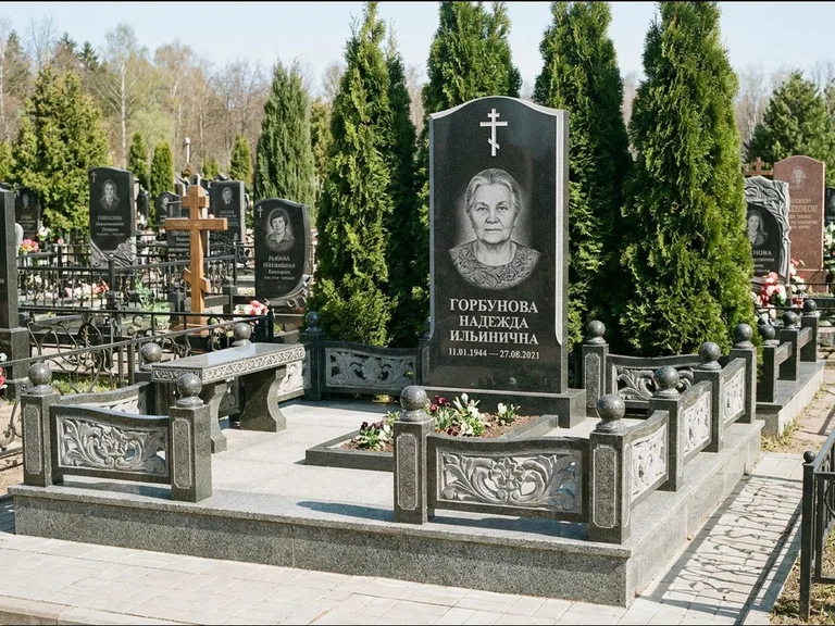 Памятник из чёрного гранита — стела с золочёным крестом с крестом с терновым венцом, работа «Селезнёва» в Хабаровске