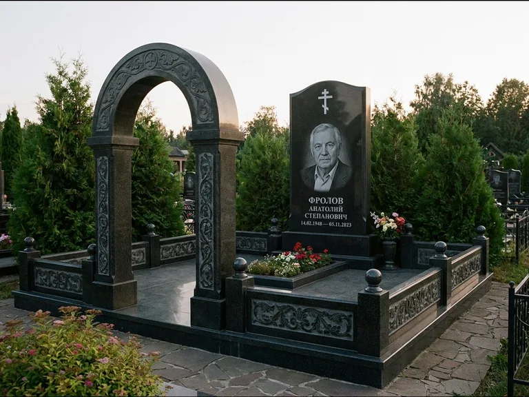 Памятник из чёрного гранита — высокая стела с процветшим крестом с православным восьмиконечным крестом, работа «Панкратов» в Хабаровске