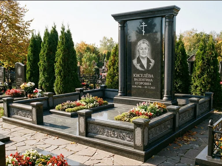 Памятник из чёрного гранита — стела с кельтским крестом с латинским крестом, работа «Ерофеева» в Хабаровске