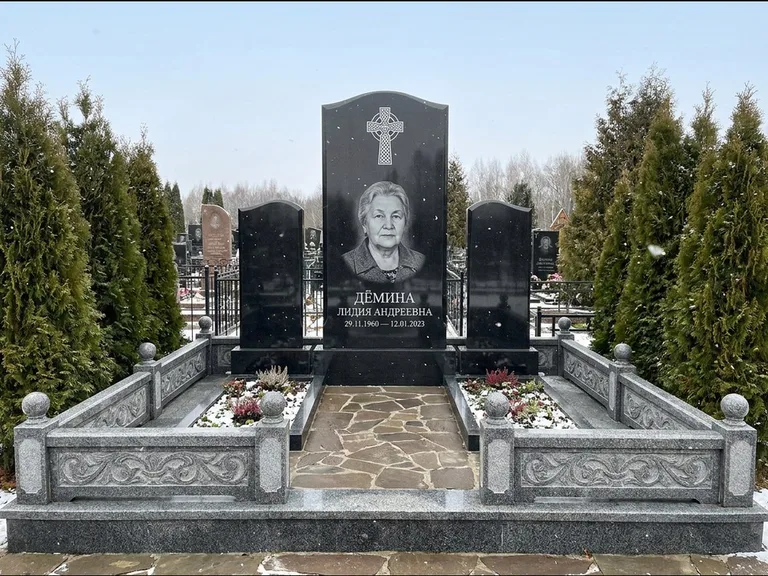 Памятник из чёрного гранита — стела с крестом и ветвью с кельтским крестом, работа «Лаврентьева» в Хабаровске