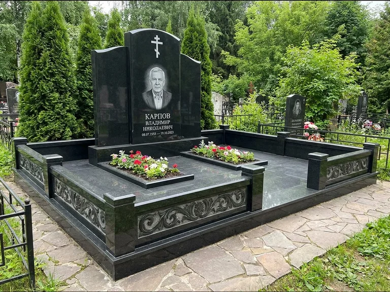 Памятник из чёрного гранита — двойная семейная стела с крестом на Голгофе, работа «Тихонов» в Хабаровске