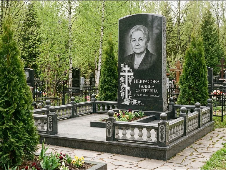 Памятник из чёрного гранита — стела с крестом и книгой с крестом с распятием, работа «Савельева» в Хабаровске