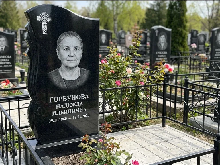 Памятник из чёрного гранита — высокий обелиск с кельтским крестом, работа «Одинцова» в Хабаровске