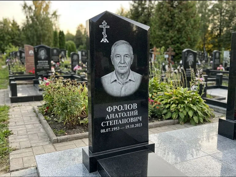 Памятник из чёрного гранита — стела со столиком и скамьёй с крестом на Голгофе, работа «Верещагин» в Хабаровске