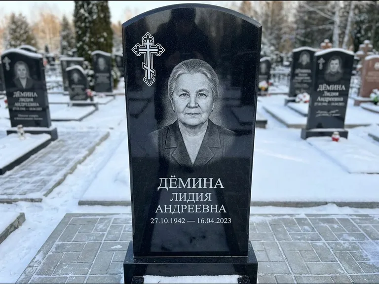Памятник из чёрного гранита — стела домиком с крестом в лучах, работа «Селезнёва» в Хабаровске
