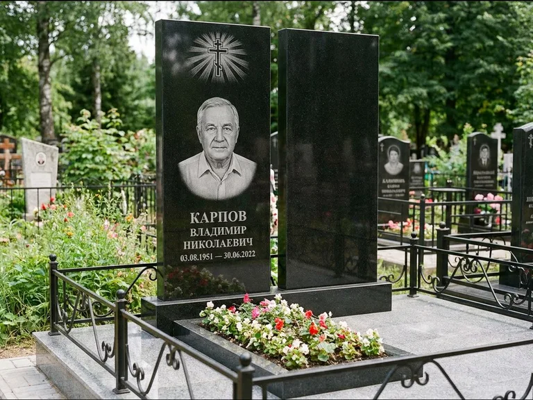 Памятник из чёрного гранита — ступенчатая стела с золочёным крестом, работа «Панкратов» в Хабаровске