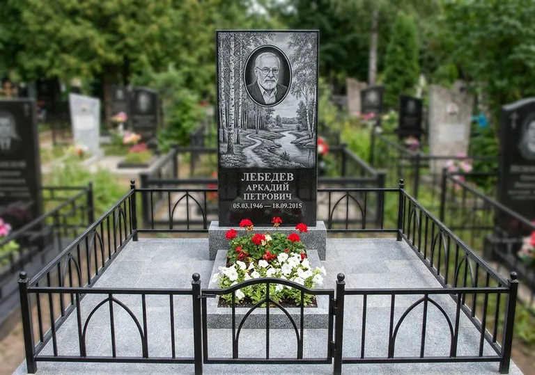 Памятник с гравировкой берёзовой рощи, портретом и надписью в Хабаровске