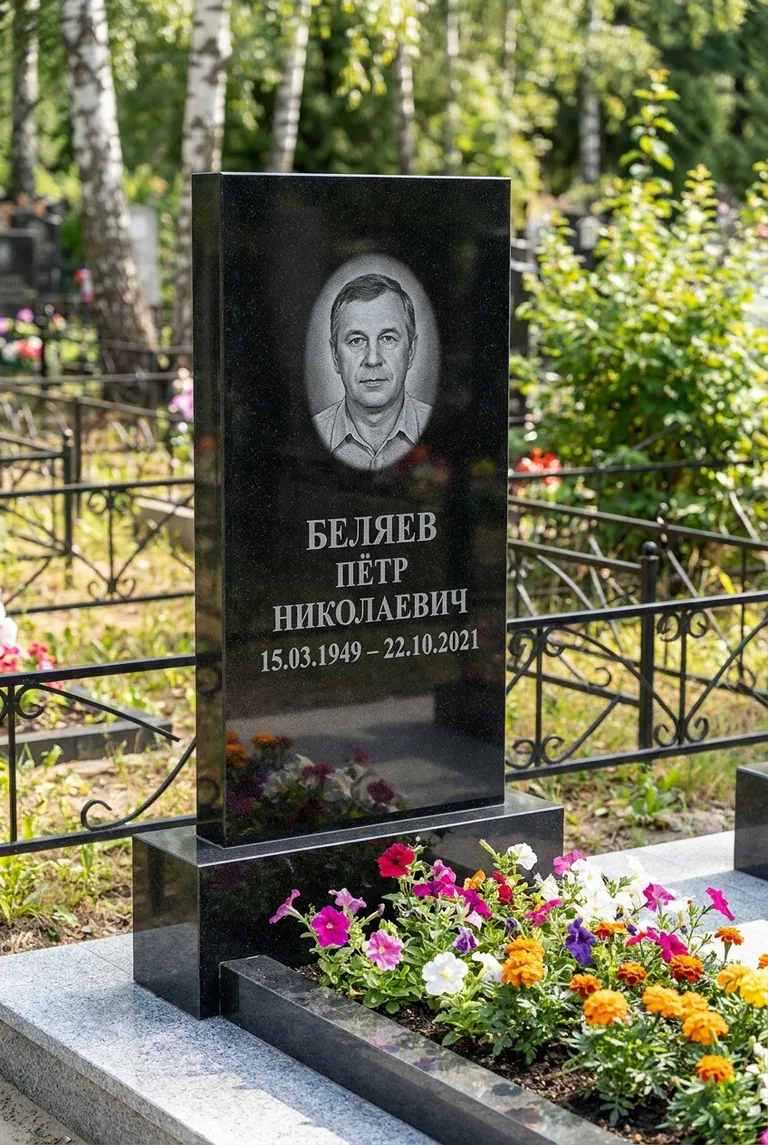 Вертикальный чёрный гранитный памятник под ключ с цветником в Хабаровске