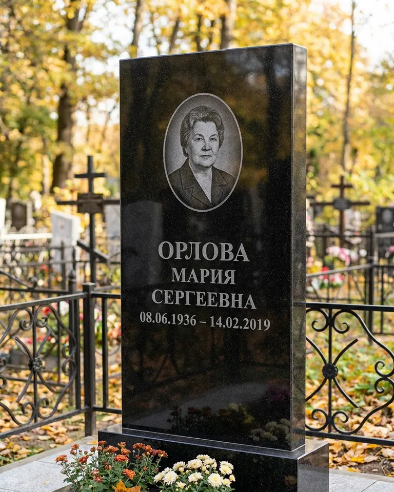 Вертикальный серый гранитный памятник под ключ, осень в Хабаровске