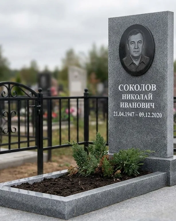 Чёрный памятник под ключ на гранитном цоколе в Хабаровске