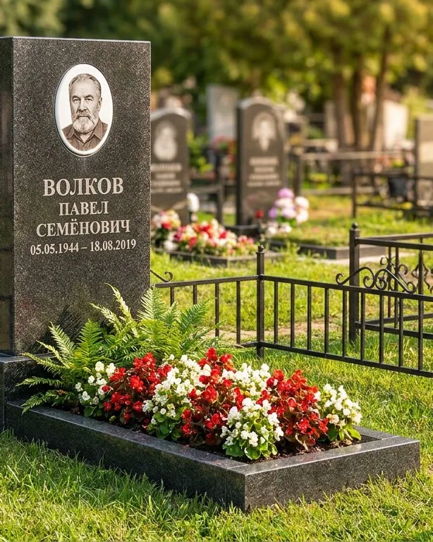 Тёмно-серый памятник под ключ с художественной гравировкой в Хабаровске
