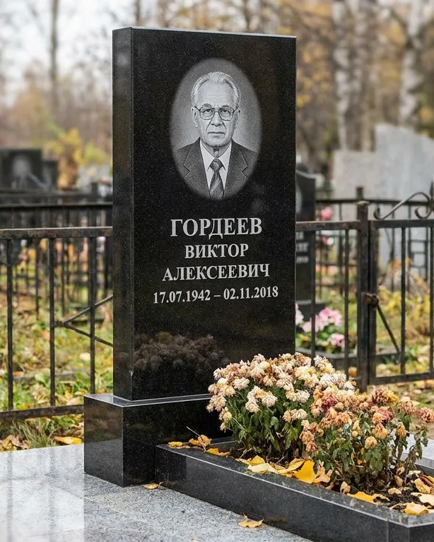 Памятник под ключ с гранитным цоколем и плиткой в Хабаровске