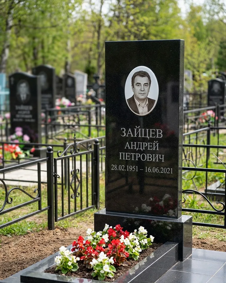Памятник под ключ с гранитной вазой и цветами в Хабаровске
