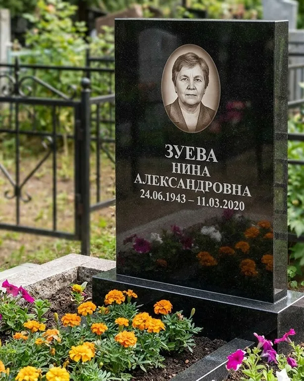 Горизонтальный чёрный гранитный памятник под ключ в Хабаровске
