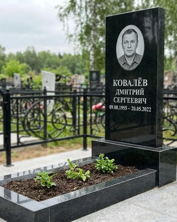Горизонтальный серый памятник под ключ, осень в Хабаровске