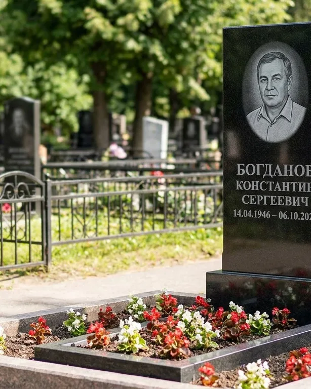 Низкий горизонтальный памятник под ключ с цветником в Хабаровске