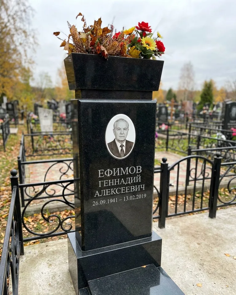 Двойной семейный памятник под ключ с портретами в Хабаровске