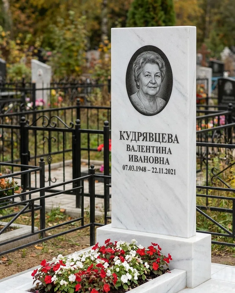 Двойной памятник под ключ с цоколем и плиткой в Хабаровске