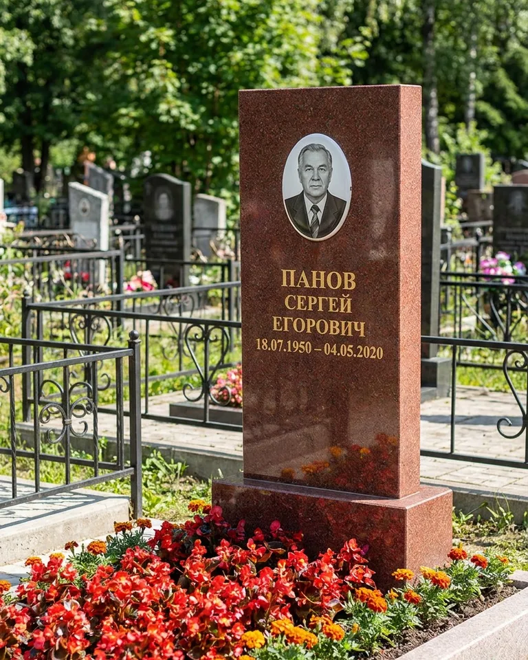 Двойной серый памятник под ключ с вазой в Хабаровске