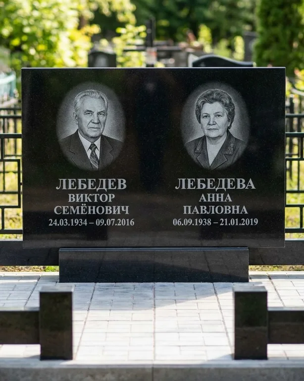 Памятник под ключ из красного гранита в Хабаровске