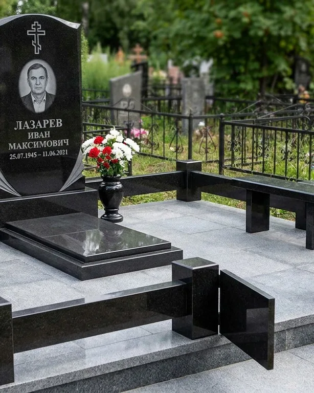 Памятник под ключ зимой с венком в Хабаровске
