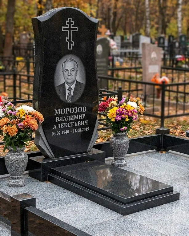 Памятник под ключ со скамьёй и мощением в Хабаровске