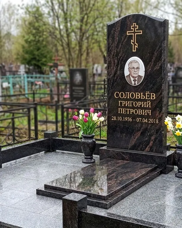 Памятник под ключ с гранитным цоколем и вазой, осень в Хабаровске