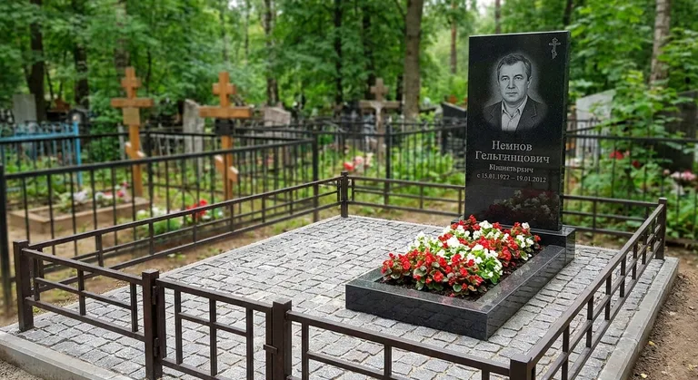 Памятник под ключ с цветником и благоустройством в Хабаровске