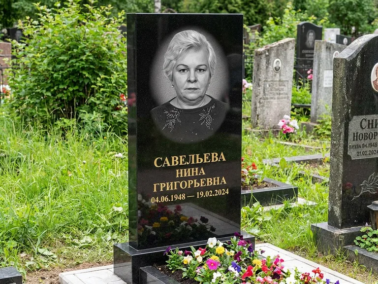 Портрет на памятнике в Хабаровске — Паспортное фото восстановили и награвировали на чёрной стеле