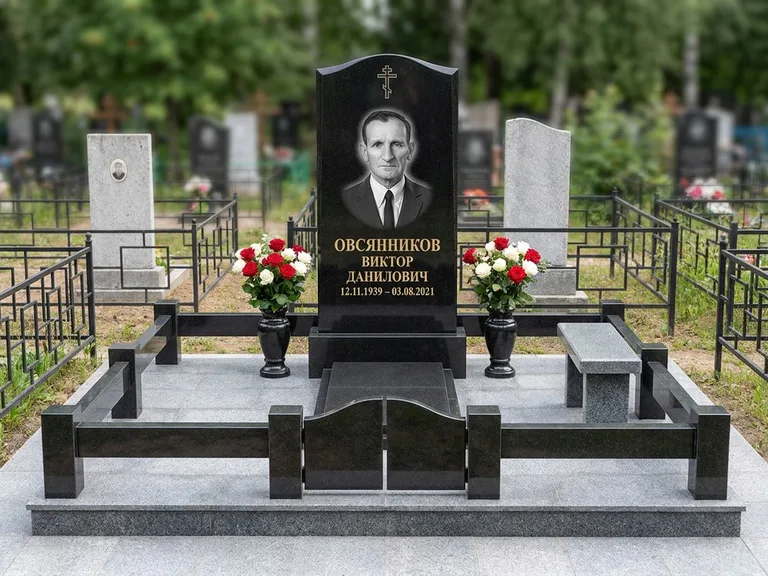 Портрет на памятнике в Хабаровске — Старый снимок → гравировка на премиум-комплексе с плиткой и оградой