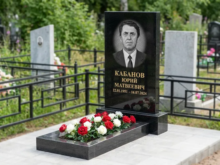 Портрет на памятнике в Хабаровске — Старый снимок → гравировка на вертикальной стеле
