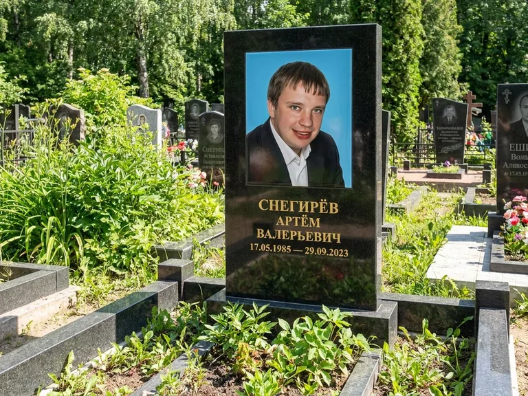 Портрет на памятнике в Хабаровске — Цветное фото → прямоугольная фотокерамика на чёрном граните
