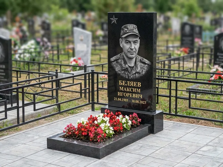 Портрет на памятнике в Хабаровске — Военное фото → цветная фотокерамика, гравированная звезда