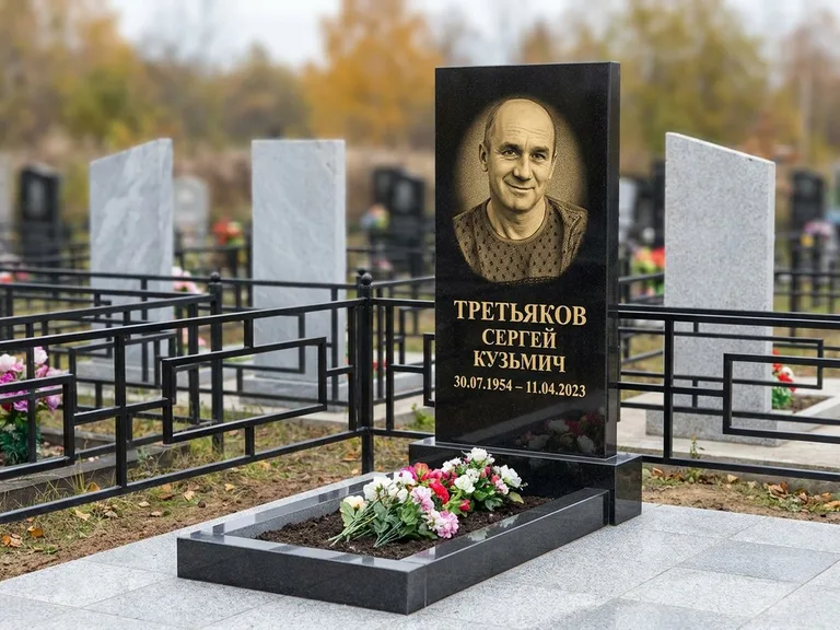 Портрет на памятнике в Хабаровске — Восстановленный портрет → гравировка на вертикальной стеле