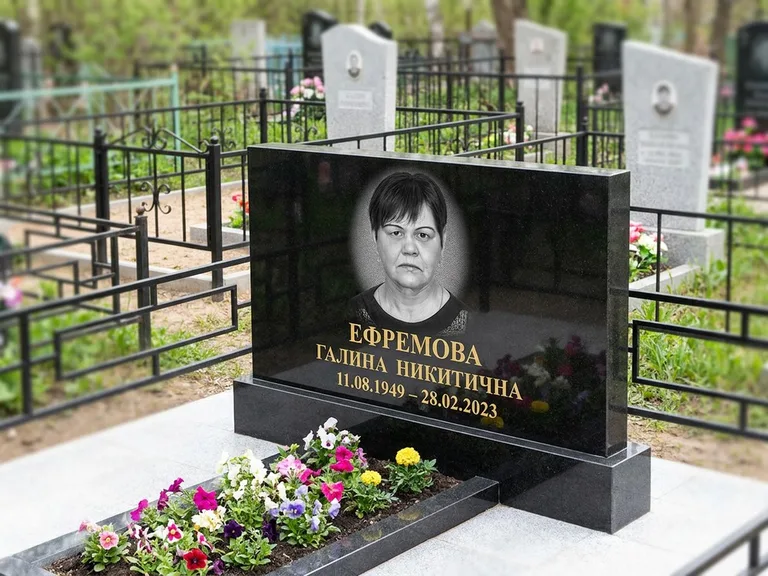 Портрет на памятнике в Хабаровске — Ч/б портрет → гравировка на горизонтальном памятнике