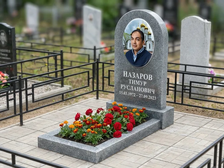 Портрет на памятнике в Хабаровске — Цветной портрет → фотокерамика-овал на сером граните, буквы белые