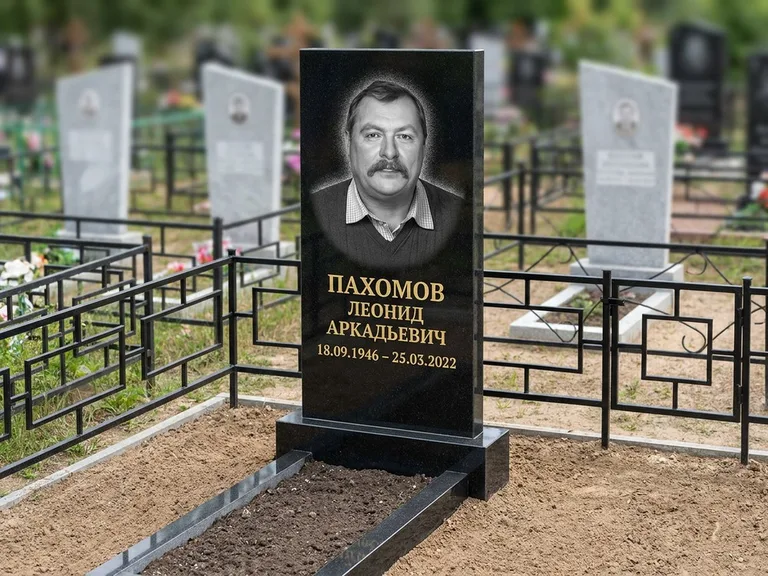 Портрет на памятнике в Хабаровске — Маленькое фото → гравировка на простом бюджетном памятнике