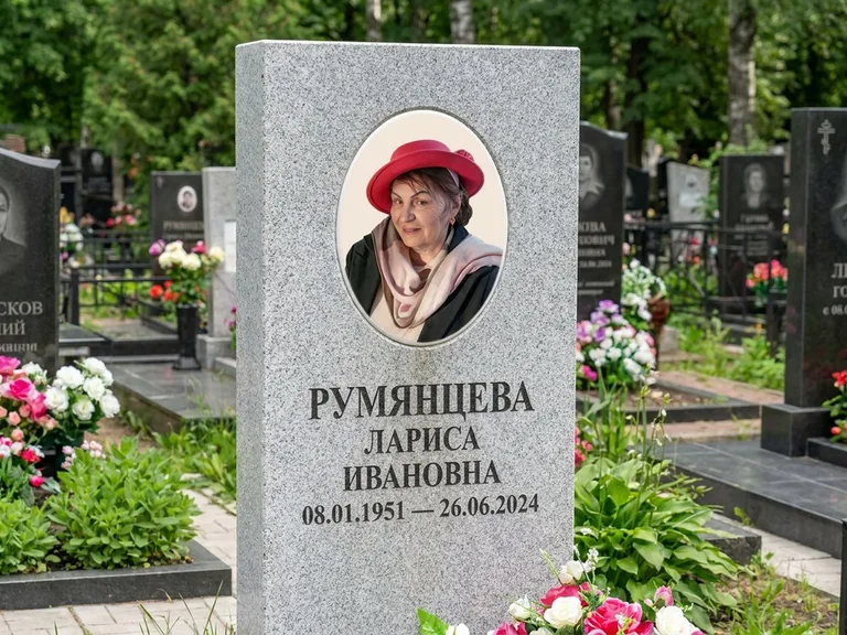 Портрет на памятнике в Хабаровске — Цветной портрет → овальная фотокерамика на светлом камне