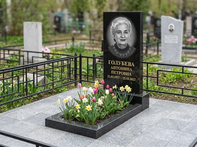 Портрет на памятнике в Хабаровске — Выцветший скан восстановили и награвировали на стеле