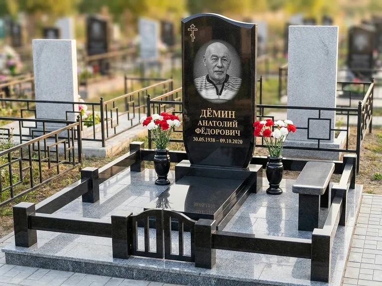 Портрет на памятнике в Хабаровске — Реставрация → гравировка на премиум-комплексе