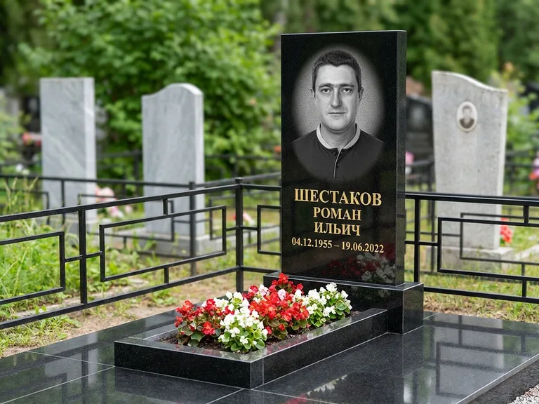 Портрет на памятнике в Хабаровске — Ч/б портрет → гравировка на стеле