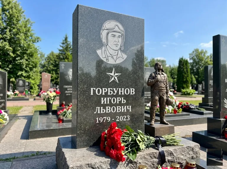 Гранитная фигура лётчика на памятнике военному со звездой в Хабаровске
