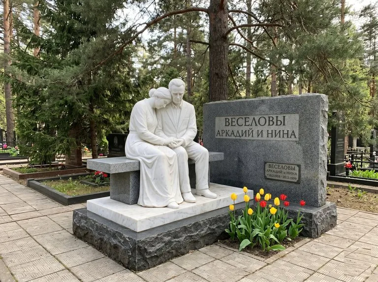 Мраморная скорбящая пара на эксклюзивном мемориале в Хабаровске