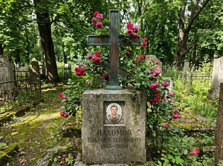 Бронзовый крест с розами на гранитной плите в Хабаровске