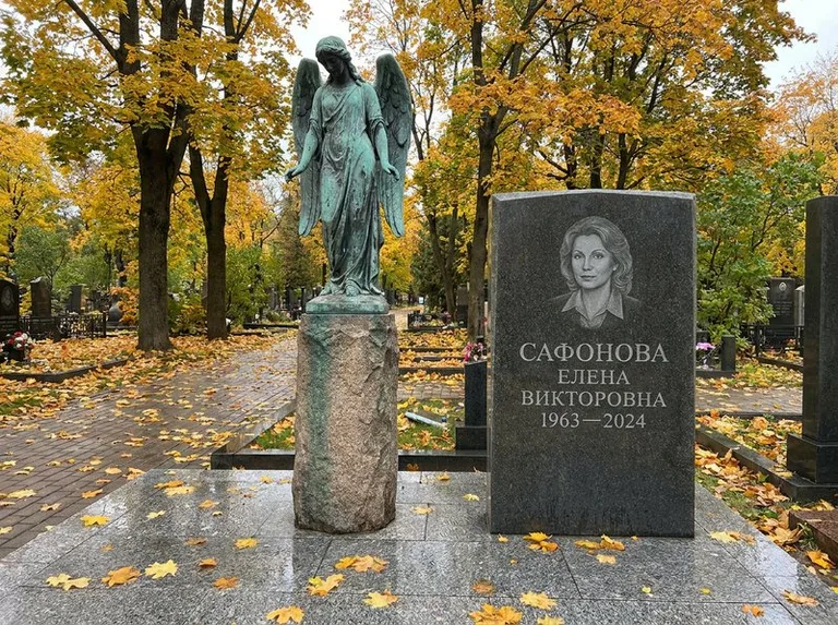 Бронзовый ангел на колонне рядом с памятником в Хабаровске