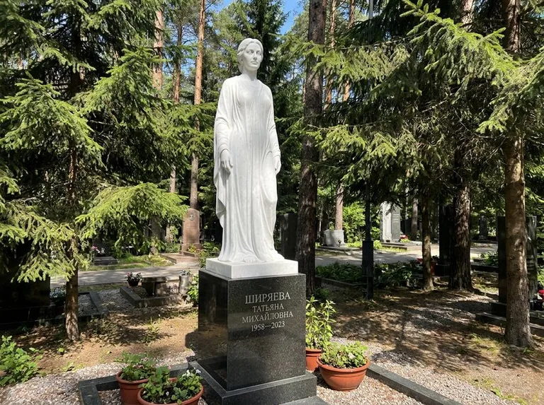 Ростовая женская фигура с портретным сходством на мемориале в Хабаровске