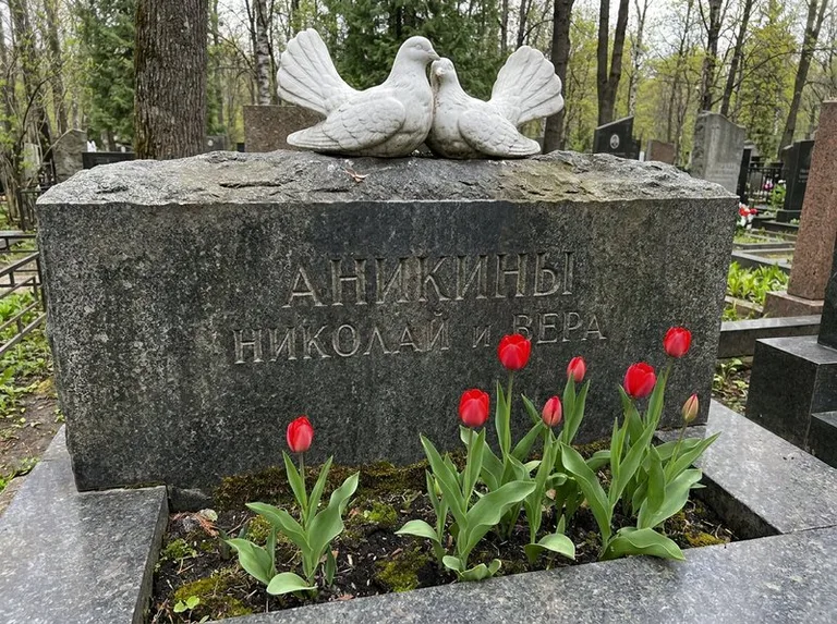 Пара голубей из литьевого мрамора на гранитной плите в Хабаровске